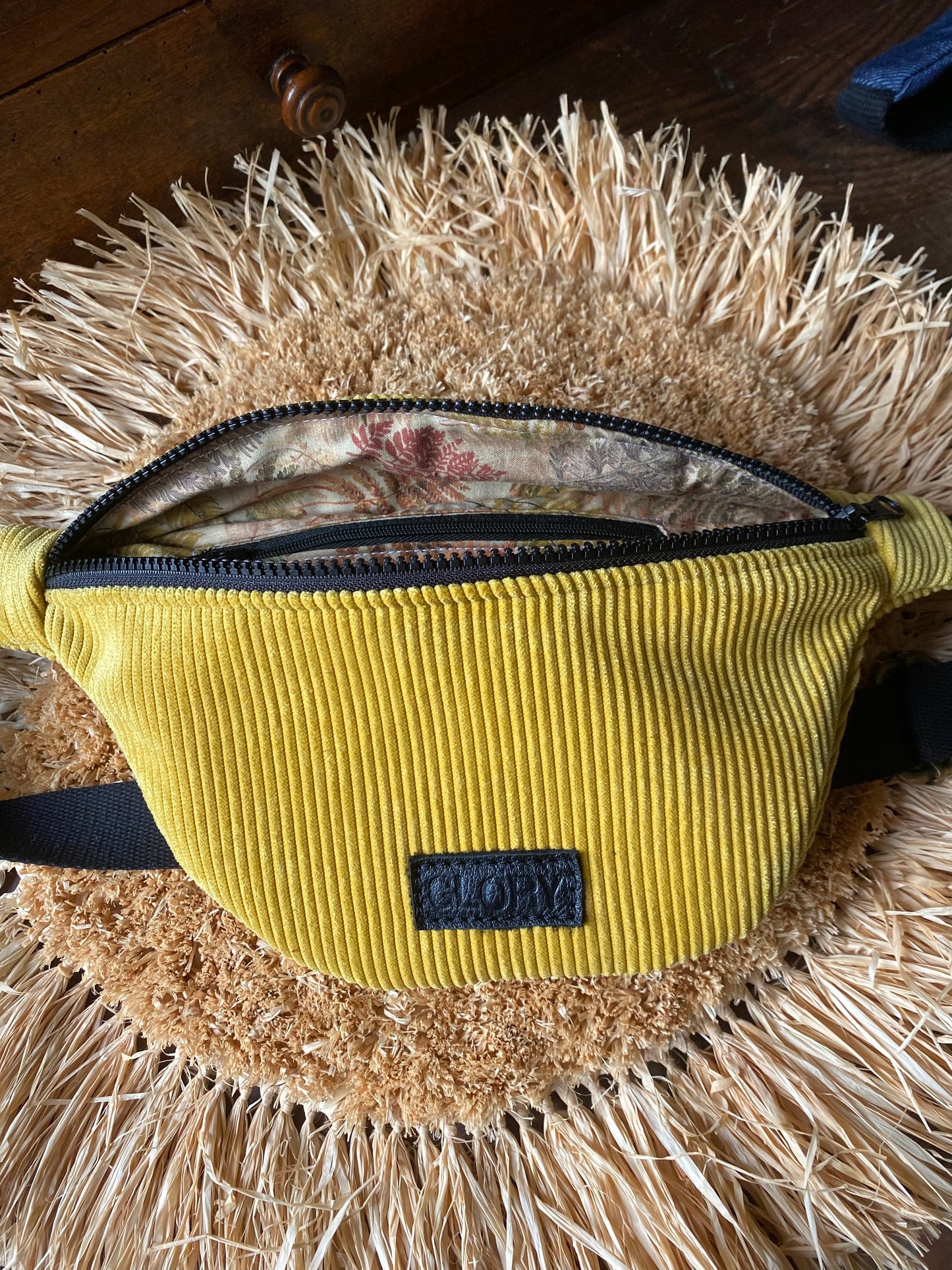 Banane en velours jaune