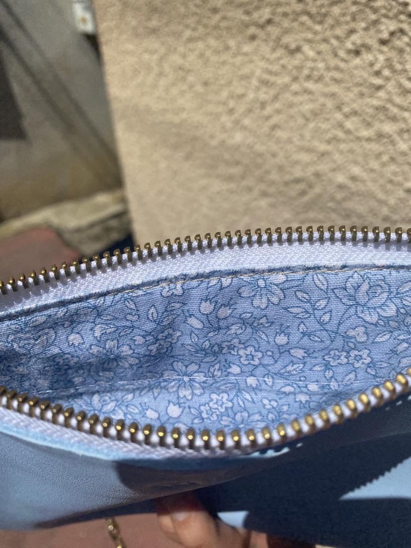 Pochette unique à bandoulière bleue pastel